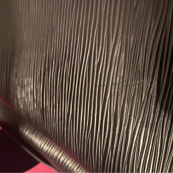 Authentic LOUIS VUITTON 90S BLACK EPI SAC D'EPAULE TWIST BUCKET BAG - Picture 9 of 12